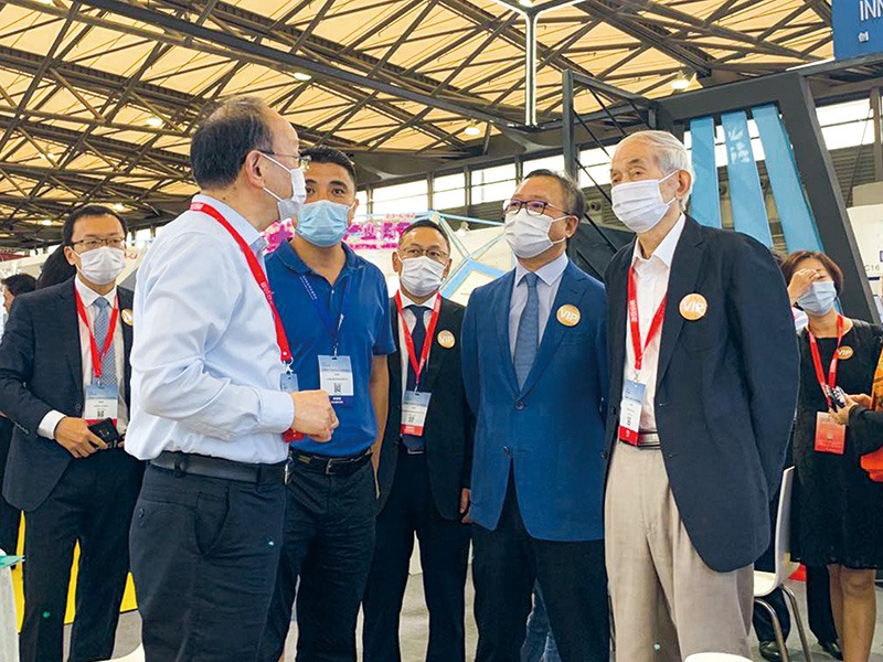 中國紡織工業聯合會黨委書記高勇，會長孫瑞哲，原副會長許坤元，副會長兼中國國際貿促會紡織行業分會會長徐迎新，副會長兼中國產業用紡織品行業協會會長李陵申，青島大學校長夏東偉等領導蒞臨晶創展位指導